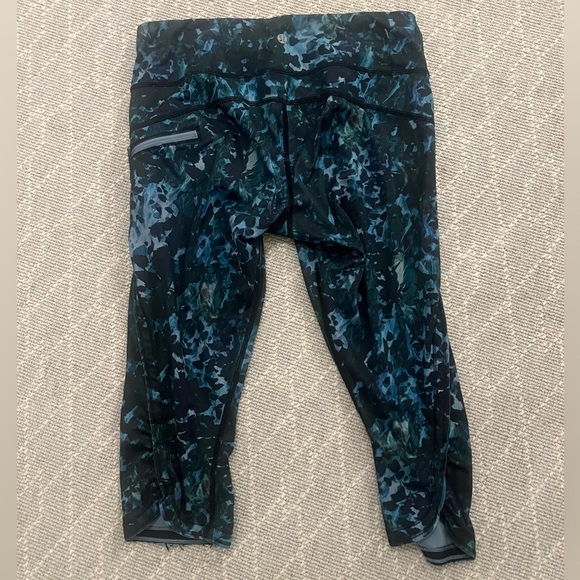 Lululemon cropped legging. Size 8 - Picture 4 of 5